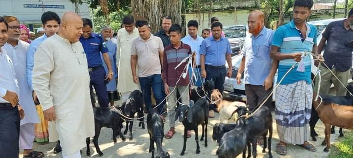 পত্নীতলায় ভিক্ষুক পূর্ণবাসনের লক্ষ্যে ছাগল ও অর্থ বিতরণ